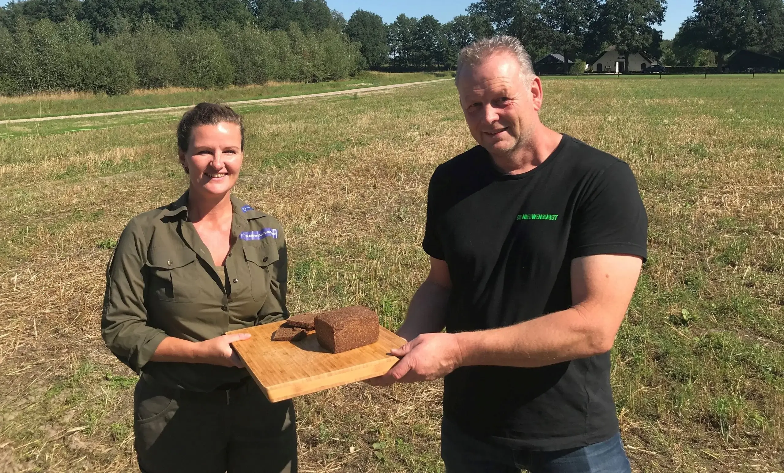 Esther Rust en Hans Nieuwenburg met het roggebrood uit de regio 2 scaled 1