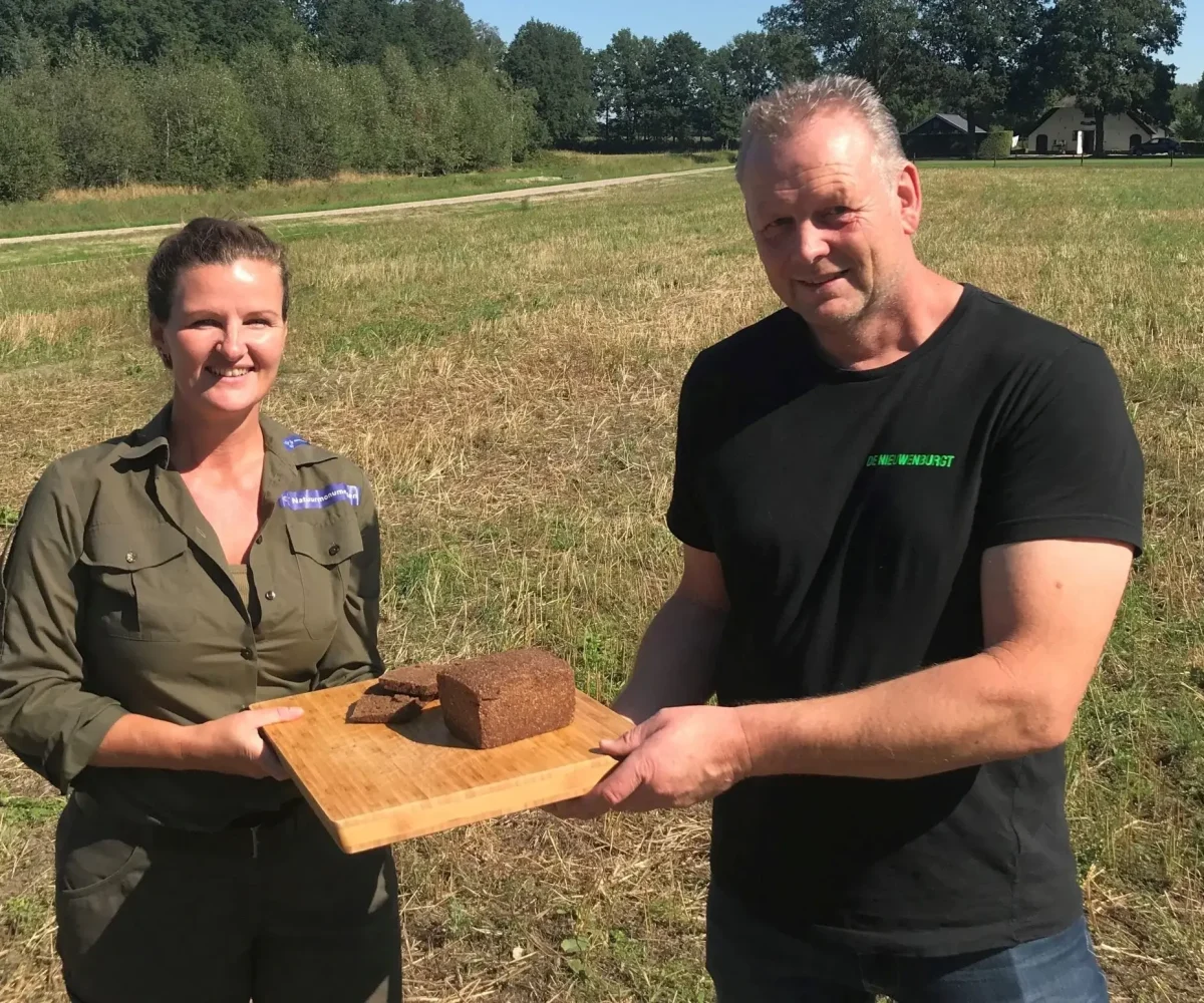Esther-Rust-en-Hans-Nieuwenburg-met-het-roggebrood-uit-de-regio_2-scaled (1)